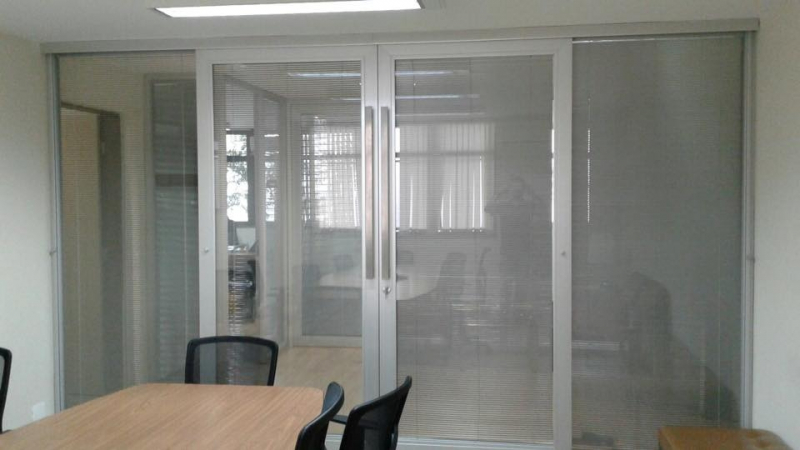 Divisória de Vidro com Porta de Correr Preço Vila Nivi - Divisória Retrátil de Vidro